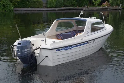 kleine open motorboot op stil water
