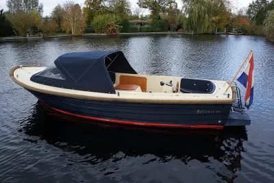 sloep met zonnedek op rustig water