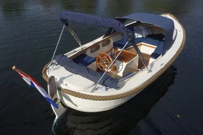 spitsgatsloep op stil water