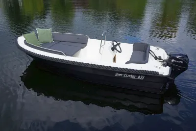 open sloep op rustig water