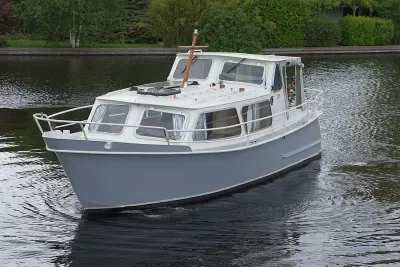 motorkruiser op rustig water