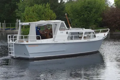 motorboot op water bij groene oever