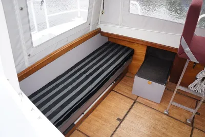 kuipinterieur met zitbank en vloer