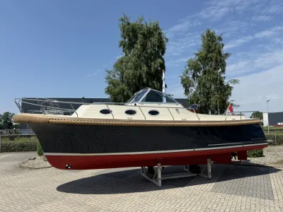 kajuitboot op bokken bij bedrijfsterrein