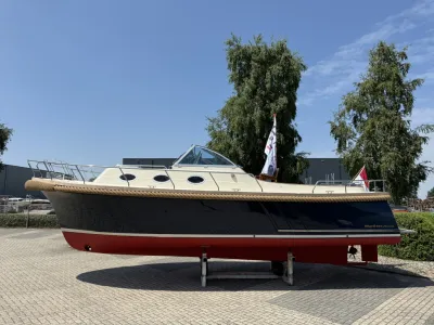 kajuitboot op land bij showroom
