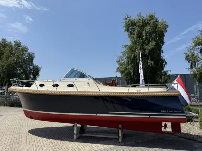 kajuitboot op bok op parkeerplaats