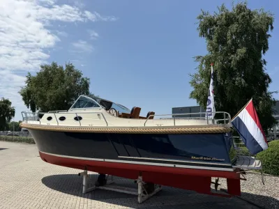 kajuitboot op land