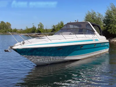 motorboot afgemeerd bij oever op rustig water