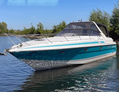 motorboot afgemeerd bij oever op rustig water