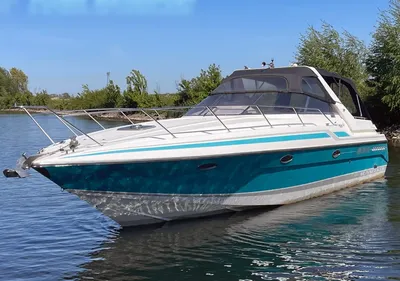 motorjacht in het water bij de oever