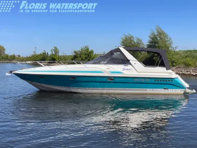sportcruiser op het water bij oever