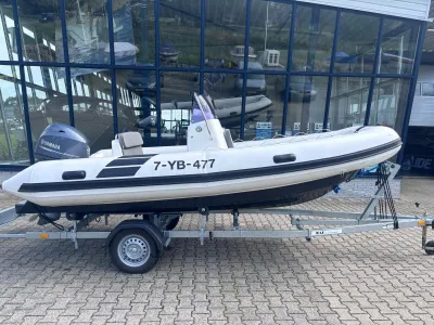 rubberboot op trailer bij showroom
