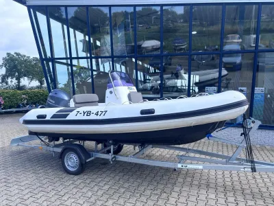 RIB op trailer voor glazen showroom