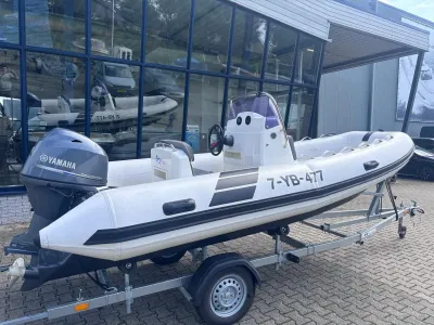 RIB op trailer bij showroom