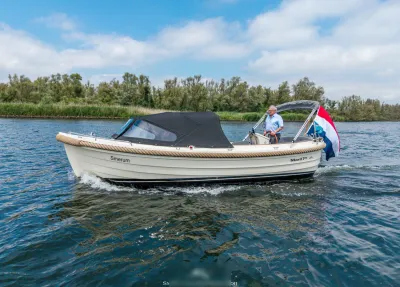 Witte sloep varend met bemanning