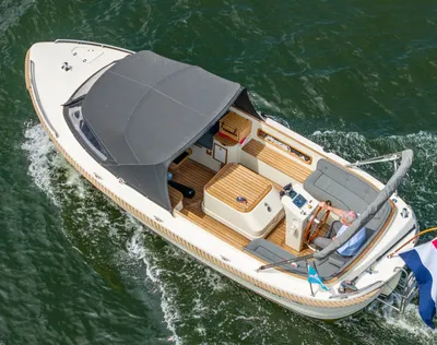 sloep met kuip en kuiptent op het water