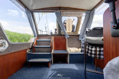 interieur van kruiser met stuurstand en zitruimte