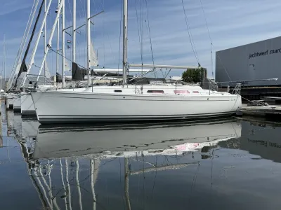 zeiljacht afgemeerd in een jachthaven
