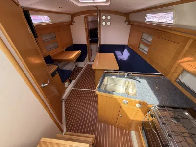 interieur van zeiljacht met salon en kombuis