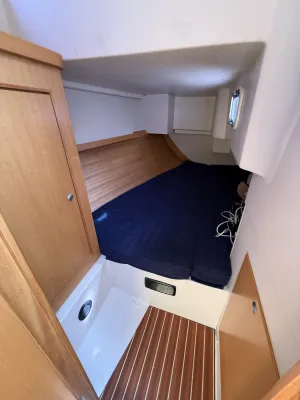 kajuitbed en houten interieur