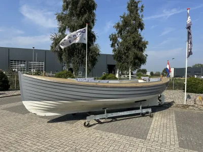 houten reddingssloep op trailer