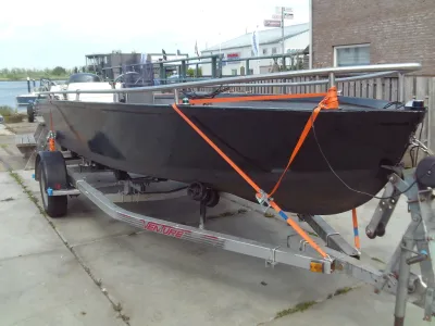 consoleboot op trailer bij kade