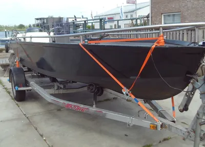 consoleboot op trailer bij kade