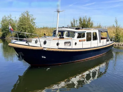 motorboot op rustig water bij oever