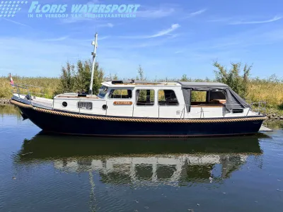motorjacht afgemeerd op water