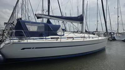 zeiljacht aangemeerd in jachthaven