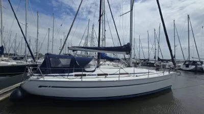 zeiljacht afgemeerd in jachthaven