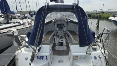 achteraanzicht van zeiljacht in haven