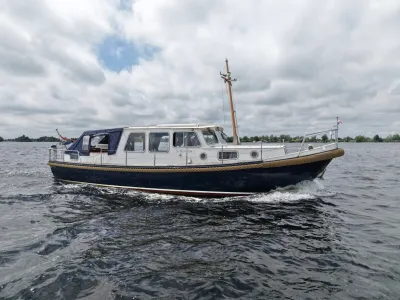 motorjacht op open water