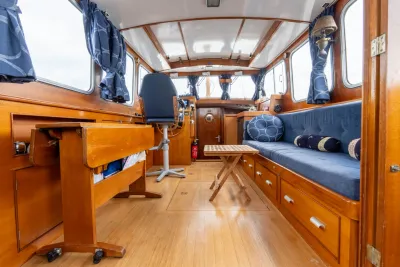 interieur motorjacht met houten bekleding
