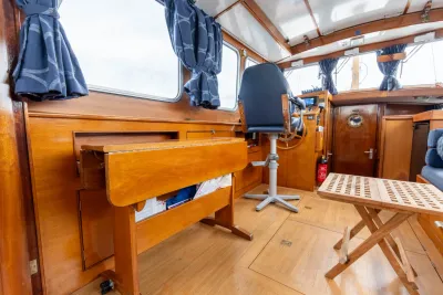 kajuit met houten interieur en stuurstoel