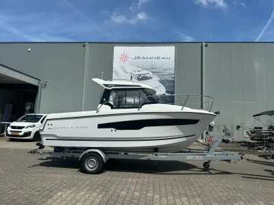 motorboot op trailer voor bedrijfshal