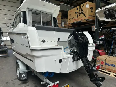 motorboot in opslaghal