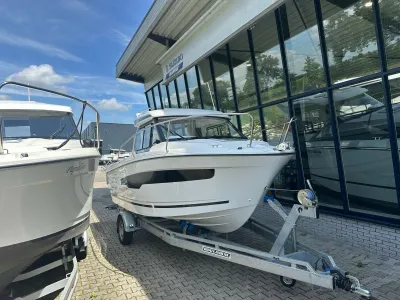motorboot op trailer bij showroom