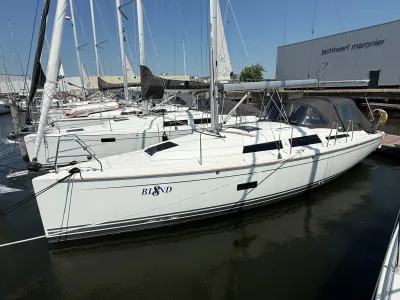 zeiljacht aangemeerd in jachthaven