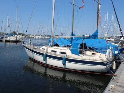 zeilboot aan de steiger in jachthaven