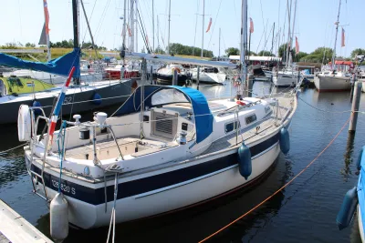 zeilboot in jachthaven