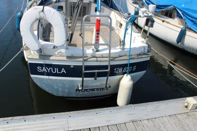 achtersteven van zeilboot in jachthaven