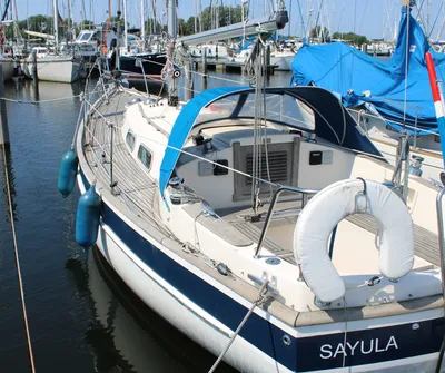 zeiljacht in jachthaven, vooraanzicht