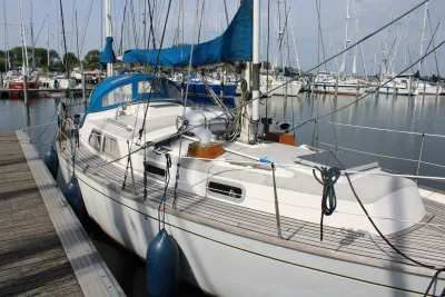 zeiljacht afgemeerd in een drukke jachthaven