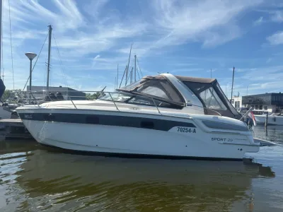 motorboot aangelegd in jachthaven