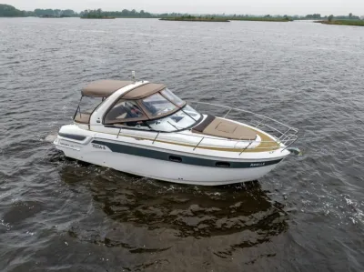 motorboot op open water