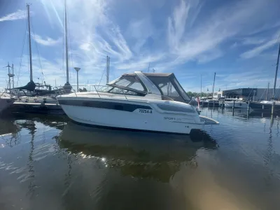 motorboot afgemeerd in jachthaven