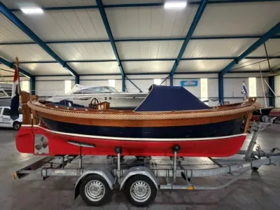 klassieke sloep op trailer binnen