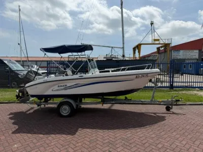consoleboot op trailer bij jachthaven