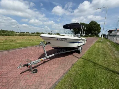 consoleboot op trailer langs weg